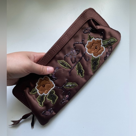 Vintage Handbags - Beaded Floral Satin Clutch